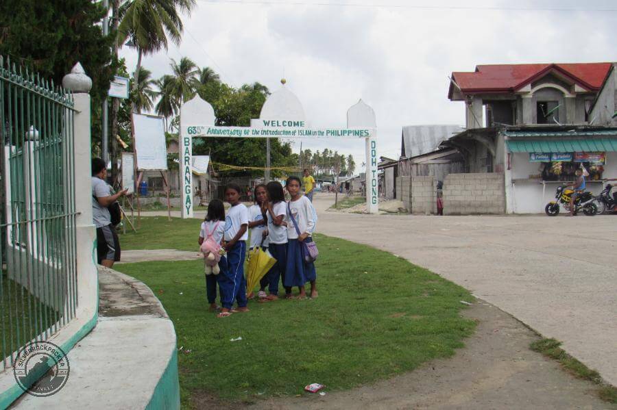 school children in the street near Sheik Makhdum mosque