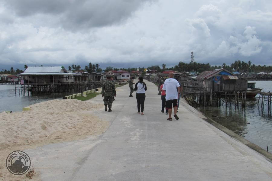 Simunul Island. walking into town