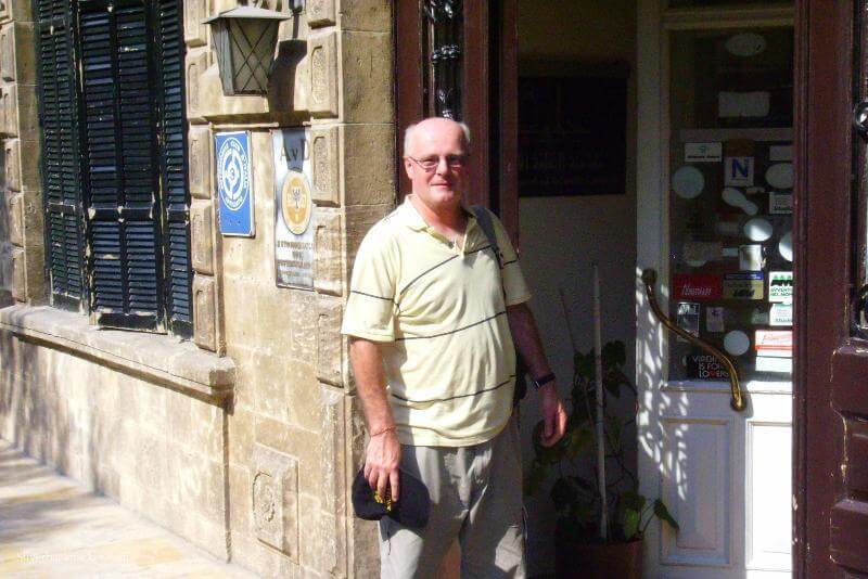 Silverbackpacker at the entrance of the Baron Hotel in 2007